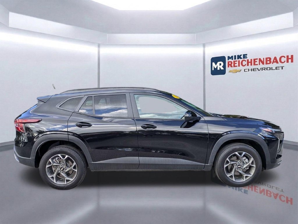 Used 2024 Chevrolet Trax LT w/ Driver Confidence Package FWD image 3