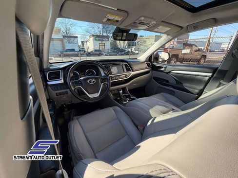 Used 2019 Toyota Highlander XLE image 28