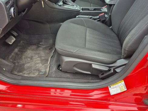 Used 2016 Ford Focus SE w/ SE Sport Package FWD image 13