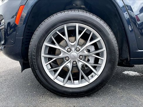 Used 2024 Jeep Grand Cherokee Summit w/ Luxury Tech Group V AWD/4WD image 35