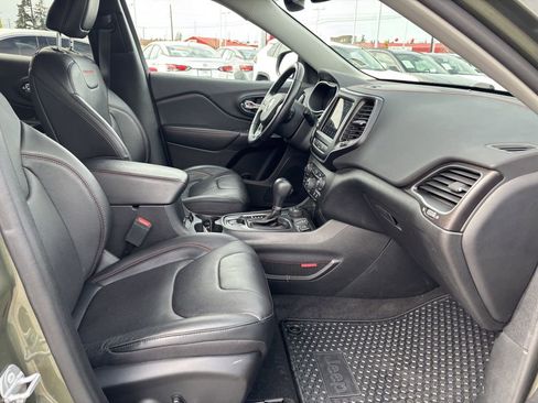 Used 2021 Jeep Cherokee Trailhawk w/ Technology Group AWD/4WD image 32