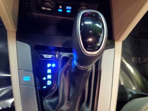 Used 2017 Hyundai Elantra SE image 25