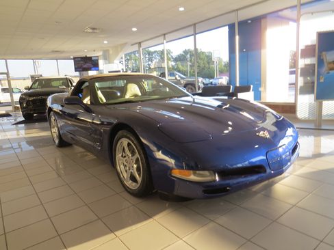 Used 2004 Chevrolet Corvette Convertible w/ Preferred Equipment Group RWD image 4