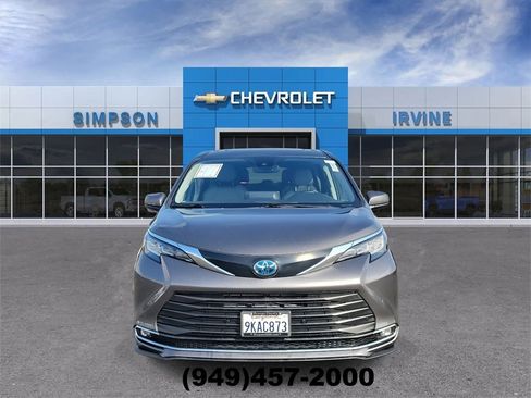 Used 2022 Toyota Sienna XLE image 3