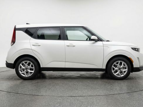 Used 2025 Kia Soul LX w/ LX Technology Package image 11