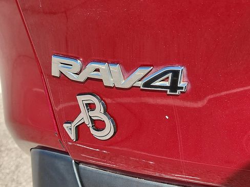 Used 2019 Toyota RAV4 XLE Premium FWD image 10