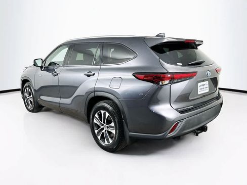 Used 2021 Toyota Highlander XLE AWD/4WD image 4