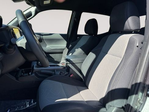 Used 2022 Toyota Tacoma TRD Off-Road image 9