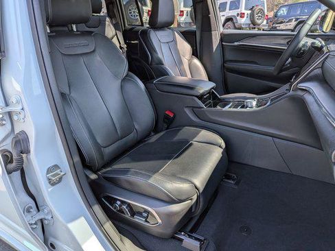 Certified 2024 Jeep Grand Cherokee Overland w/ Luxury Tech Group IV AWD/4WD image 27