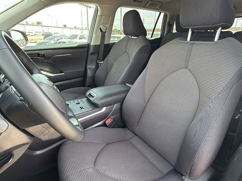 Used 2025 Toyota Highlander LE image 14