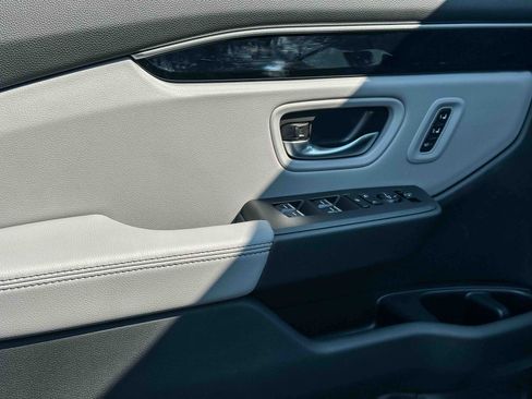 New 2025 Honda Pilot Touring image 12