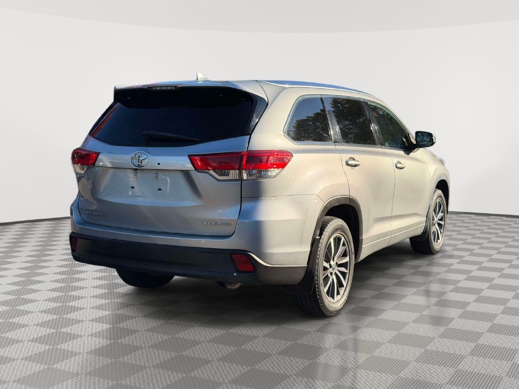 Used 2017 Toyota Highlander XLE AWD/4WD image 3