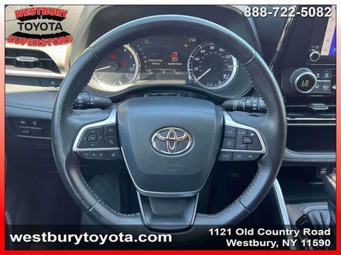 Used 2023 Toyota Highlander LE AWD/4WD image 17