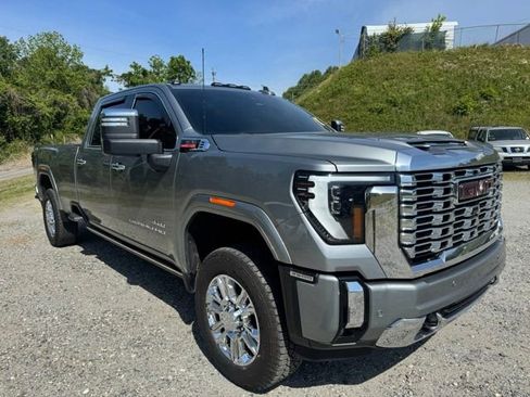 Used 2024 GMC Sierra 3500 Denali w/ Technology Package AWD/4WD image 3