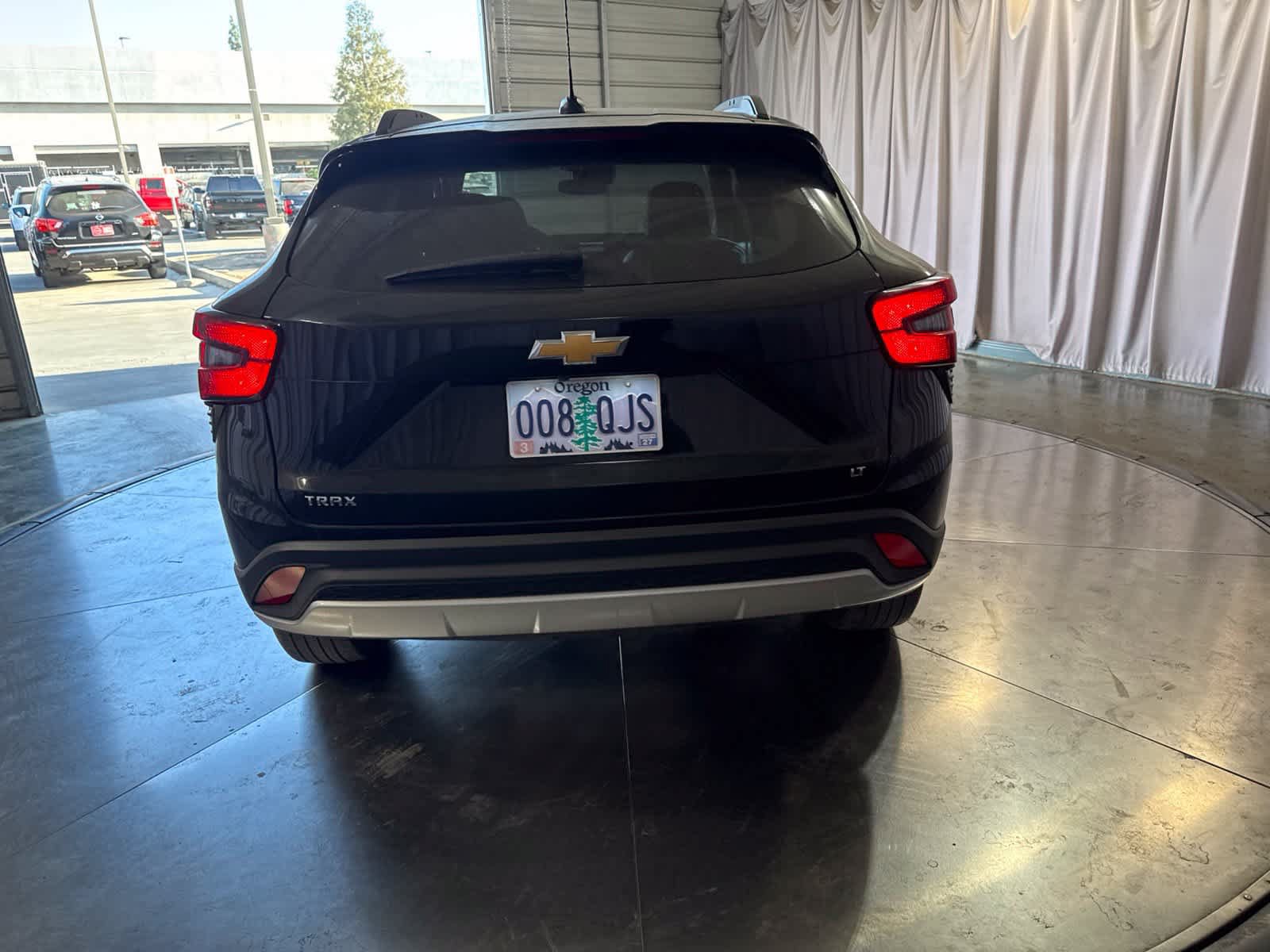 Used 2025 Chevrolet Trax LT FWD image 6