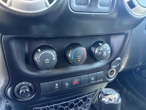 Used 2016 Jeep Wrangler Rubicon w/ Power Convenience Group AWD/4WD image 25