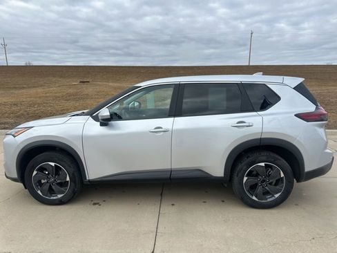 Used 2024 Nissan Rogue SV image 9