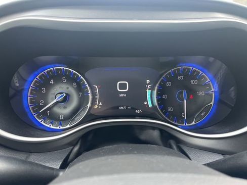 Used 2024 Chrysler Pacifica Touring-L image 23