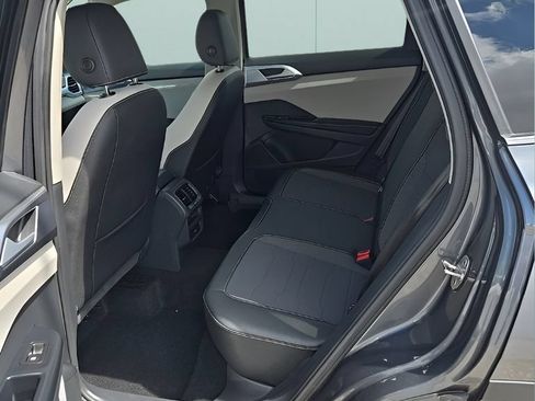 Used 2025 Volkswagen Taos SE FWD image 15