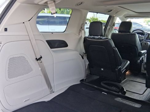 Used 2022 Chrysler Pacifica Limited AWD/4WD image 34