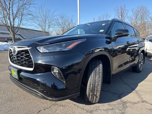 Used 2023 Toyota Highlander XLE image 3