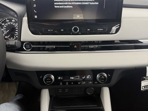 New 2025 Mitsubishi Outlander SE image 21