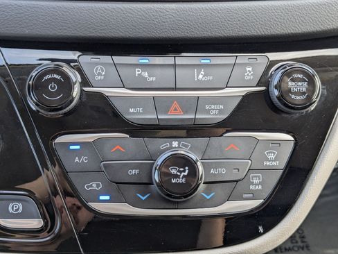 Used 2023 Chrysler Pacifica Touring-L FWD image 27