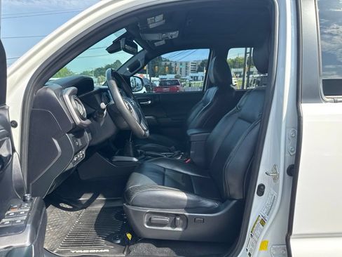 Used 2020 Toyota Tacoma TRD Sport w/ TRD Premium Sport Package AWD/4WD image 13