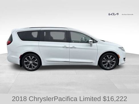 Used 2018 Chrysler Pacifica Limited w/ Tire & Wheel Group FWD image 9