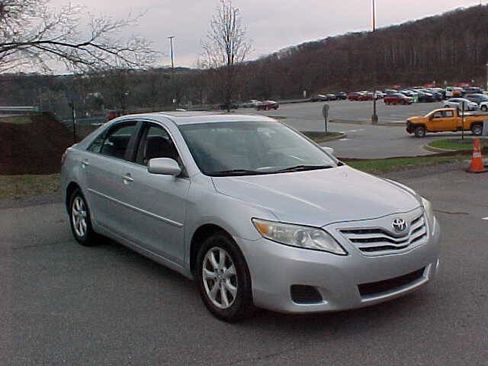 Used 2010 Toyota Camry LE image 25
