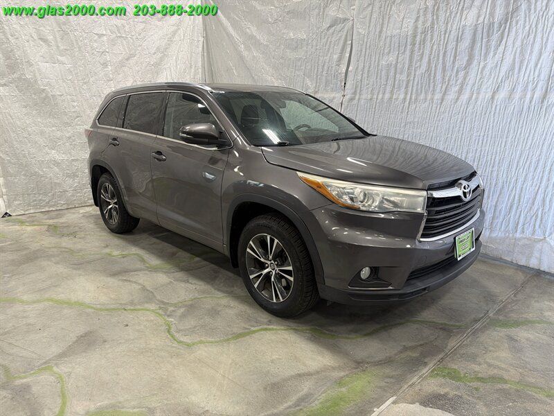Used 2016 Toyota Highlander XLE AWD/4WD image 2
