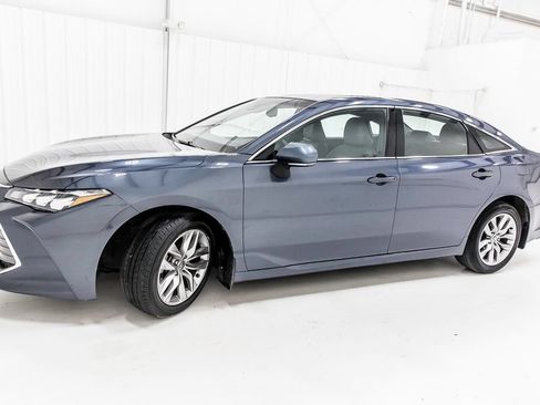 Used 2021 Toyota Avalon XLE w/ Moonroof Package FWD image 3