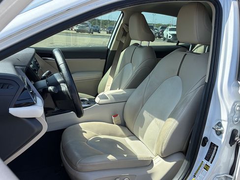 Used 2020 Toyota Camry XLE FWD image 6