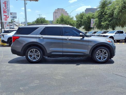 Used 2021 Ford Explorer XLT w/ Equipment Group 202A RWD image 5