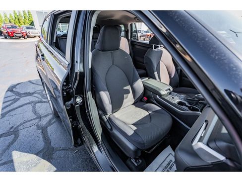 Used 2023 Toyota Highlander LE image 19