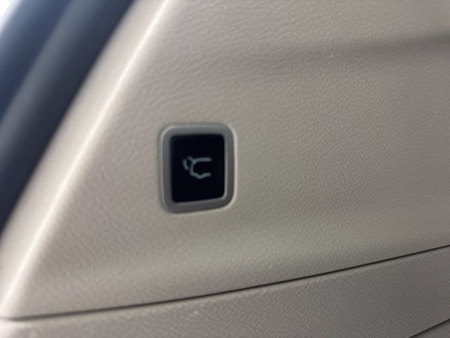 Used 2023 Chrysler Pacifica Touring-L FWD image 28