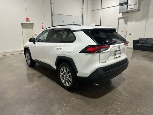 Used 2020 Toyota RAV4 XLE Premium image 5