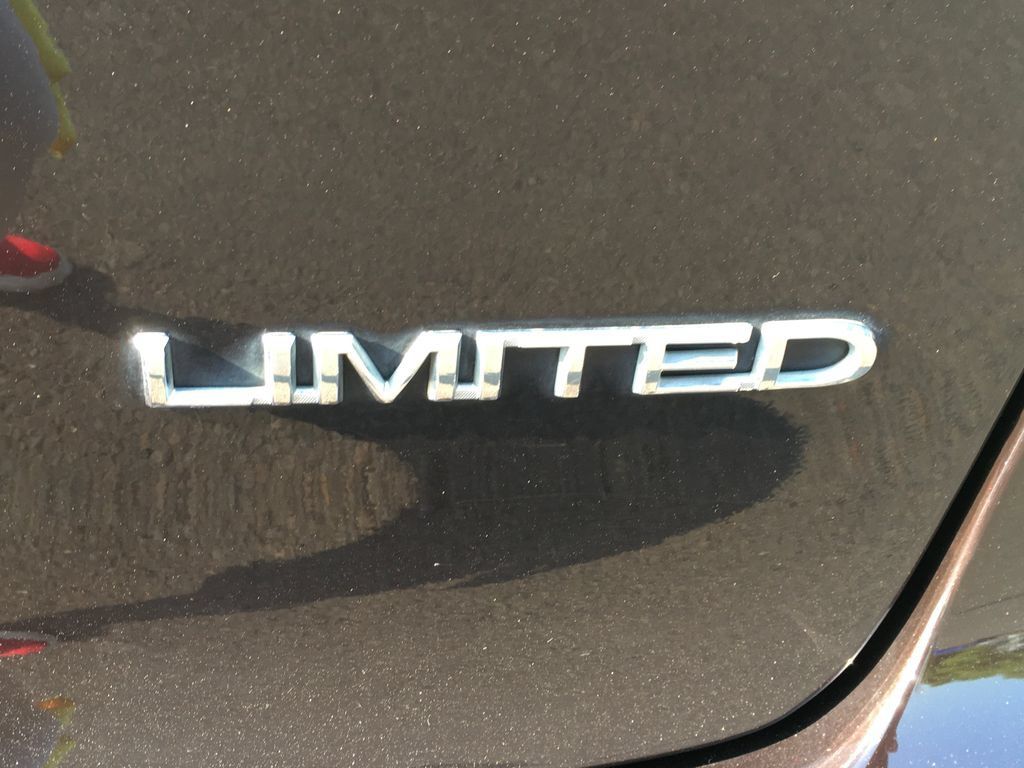 Used 2017 Chrysler Pacifica Limited FWD image 6
