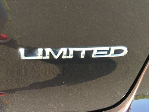 Used 2017 Chrysler Pacifica Limited FWD image 6