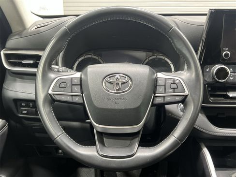 Used 2023 Toyota Highlander XLE image 14