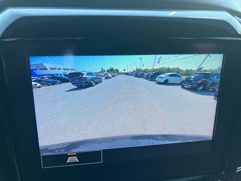 Used 2022 Chevrolet Traverse LT FWD image 21