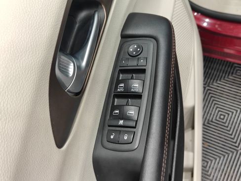 Used 2017 Chrysler Pacifica Touring-L FWD image 56