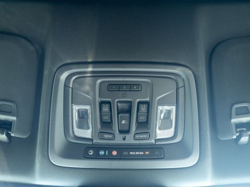 Used 2025 Chevrolet Silverado 1500 High Country w/ Technology Package AWD/4WD image 24