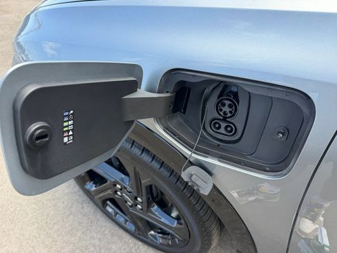 Used 2024 Chevrolet Equinox EV RS FWD image 38