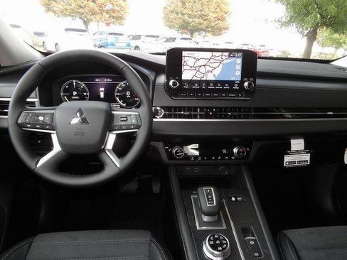 New 2025 Mitsubishi Outlander SE image 14
