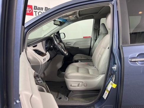 Used 2016 Toyota Sienna XLE image 3