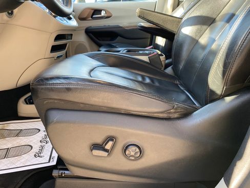 Used 2017 Chrysler Pacifica Touring-L image 30