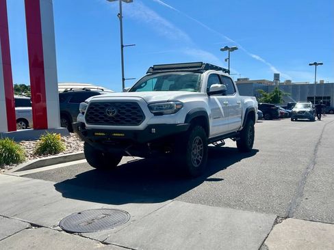 Used 2020 Toyota Tacoma TRD Off-Road w/ TRD Premium Off Road Package AWD/4WD image 3