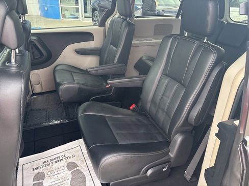 Used 2016 Chrysler Town & Country Touring image 14