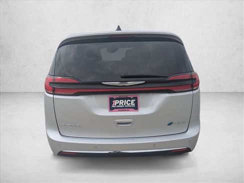 Used 2024 Chrysler Pacifica Limited FWD image 6